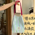 Grand sac cabas rayé en toile avec bandoulière rose et étiquette de marque Sozakka - Rayure Verte