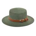 Detalle de sombrero de paja verde con banda de cuero marrón y hebilla metálica fina - M / Verde Oscuro