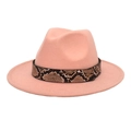 Détail d'un chapeau fedora rose clair à bord large avec ceinture à motif peau de serpent - M (56-58cm) / Rose Poudré