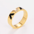 Bague minimaliste en forme de V dorée avec émail noir et pierres de zircone brillantes - Doré / US 6