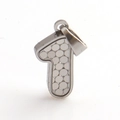 Dettaglio del ciondolo argento numero uno con trama a nido d'ape per gioielli DIY - Numero 1 / Argento