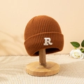 Berretto in maglia a coste marrone scuro con ricamo lettera R su supporto in legno - M (56-58cm) / Caramello