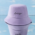 Cappello bucket in cotone color lavanda con ricamo LONG su fondo in legno blu - M / Viola