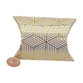 Makro-Detail der weißen Kissen-Süßigkeitenschachtel mit goldenem geometrischem Muster - Goldgeprägte Kissenbox Geometrisch