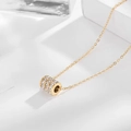Elegante Halskette aus Gold-Titanstahl mit einem kristallbesetzten Zylinderanhänger - Gold (8963)