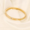 Nahaufnahme eines goldenen Evil Eye Armbands mit bunten Zirkonia auf weißer Seide - Mehrfarbiger Edelstein Augen Stil (8#)