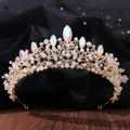 Dettaglio corona da sposa dorata con cristalli AB scintillanti su velluto scuro - Oro KC con Strass Bianchi e AB (Fatto a Mano)