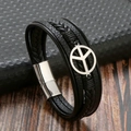Dettaglio del bracciale multistrato in pelle intrecciata con ciondolo pace e chiusura magnetica - Nero/Argento