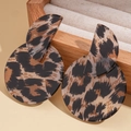 Primer plano de pendientes de acrílico con estampado de leopardo en bandeja joyero - Pin de plata 925 / Leopardo Café