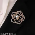 Détail d'une broche rose dorée avec strass et perle sur un revers de veste noir - Style Forme de Rose (B37)