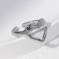 Anillo ajustable de acero de titanio plateado con un diseño minimalista de corazón y palma - Talla 7 (Ajustable) / Color Acero