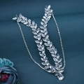 Silberner Braut-Kopfschmuck mit Strass-Blättern und Tropfenanhänger auf blauem Stoff - Silber