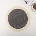 Détail d'un set de table rond gris foncé avec des franges beiges et une tasse de café - 38cm (Glands Inclus) / gris foncé
