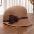 Chapeau équestre élégant en laine camel avec nœud marron et pompon en peluche - M (56-58cm) / Camel (Avec Boule de Fourrure de Vison et Décoration de Nœud)