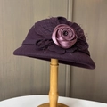 Detail eines dunkelvioletten Wollhutes mit Satinblume und Netzschleier auf Holzständer - M (56-58cm) / Lila
