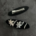 Detailansicht der Vintage Haarspange in Oval Schwarz mit floralem Harzmuster - Orchideen-Muster