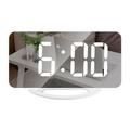 Sveglia digitale a specchio LED bianca con display curvo bianco su una scrivania - Guscio Bianco Luce Bianca