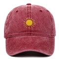 Dettaglio del ricamo a sole giallo su cappello vintage in cotone bordeaux lavato - Borgogna