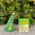 Juguete eléctrico de peluche árbol de Navidad con cascabel y caja de regalo en ambiente festivo - Árbol con campana