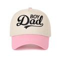 Detailaufnahme der BOY Dad Bestickung auf einer beige-rosa 5-Panel Baseballkappe aus Baumwolle - Verstellbar / Creme/Rosa