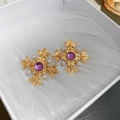 Boucles d'oreilles vintage dorées avec pierre précieuse violette et accents de perles - 34# Clous d'oreilles gemme violette florale croix or vintage (Silver Earring Post)