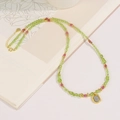 Collana artigianale con scaglie di peridoto verde, perle rosa e ciondolo placcato oro - Stile Olivina Tormalina