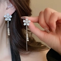 Vue rapprochée de boucles d'oreilles fleur élégantes avec pampilles et perles - Pompon de Perles à Fleur à Cinq Pétales (21#) / Argent/Bleu