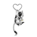 Dettaglio del ciondolo gatto in argento S925 con gemma gialla e gancio a forma di cuore - Stile Gatto Mucca (PNC0062) / Argento 925