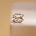 Dettaglio macro dell'anello argento a forma di H con zirconi a taglio smeraldo - Ear Cuff Argento Lettera H (Pezzo Singolo)