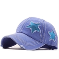 Dettaglio cappello baseball in denim viola chiaro con patch stella in paillettes blu - Regolabile / Blu Zaffiro