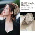 Khaki Dreieck Haarklammer aus Satin für elegantes Styling am Hinterkopf - Khaki