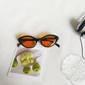 Cat eye sunglasses with black frame and orange lenses for a vintage fashion style - Black Orange