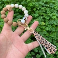 Detail der Perlenarmband-Schlüsselanhänger mit Silikonperlen und Leopardenquaste - Braun-Schwarzes Leopardenmuster Quasten Marmorierte Perlen (Stil 12)