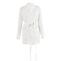 Dettaglio dell'abito blazer bianco che mostra la cintura con fibbia in metallo e maniche lunghe - S / Bianco