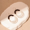 Detalle de aros de metal plateado multicapa con envoltura de hilo de tela marrón - Ganchos de Oreja Plateados de Círculos Multicapa / Plateado