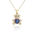 Détail macro du pendentif ourson doré avec gemme de cœur bleu et accents de zircon - Cœur Bleu