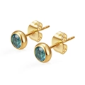 Détail de boucles d'oreilles rondes en zircon bleu sarcelle et acier doré à l'or 18K PVD - Aigue-marine