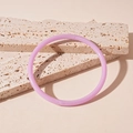 Gros plan du bracelet jonc en résine acrylique lavande sur des blocs de travertin naturel - Bracelet-Violet