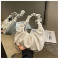 Dettaglio macro della borsa a mano bianca plissettata in PU con manico a corda e riflesso - Bianco Sporco