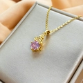 Dettaglio del ciondolo in zircone rosa con fiori dorati su seta champagne di lusso - FZ008-Tondo Rosa Viola Fiore