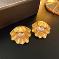 Detalle de pendientes de concha dorados con perlas lavanda y una textura metálica vintage - Estilo de Perla de Concha Dorada (Pin de Plata)