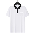 Detail eines weißen Herren-Poloshirts mit schwarzem Reißverschlusskragen und Tasche - Weiß und Schwarz Spleißen