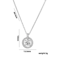 Collana di lusso con pendente a doppio cerchio in zircone e misure su sfondo bianco - Argento