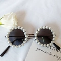 Lunettes de soleil rondes avec verres foncés et monture incrustée de perles grises - Gris