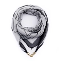 Détail du foulard gris avec fermoir magnétique en perle dorée et motifs géométriques - Blanc
