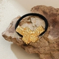 Coletero de metal dorado irregular con textura martillada sobre una banda elástica negra - Estilo 2 (Martillado)