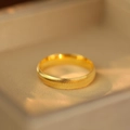 Eleganter Goldring mit wellenförmiger Muschelstruktur in einer Premium-Geschenkbox - US 7 / Gold