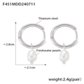 Orecchini in acciaio al titanio argento con ciondolo in perla d'acqua dolce di design - Orecchini a Cerchio con Pendente in Perla d'Acqua Dolce / Argento Con Perla d'Acqua Dolce Bianca