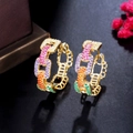 Primer plano de pendientes de aro dorados con circonitas de colores en degradado - Colorido