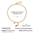Detailansicht der 18K Gold Edelstahlkette mit Erdbeeranhängern und Größenangaben zum Produkt - Erdbeer-Anhänger Goldene Halskette (YYN025230)